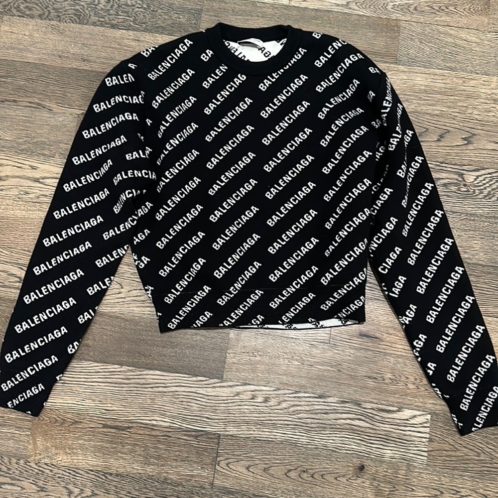 Small - Authentic Balenciaga sweater. Amazing condition
